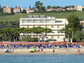 Гостиница Hotel Cristallo  Джулианова